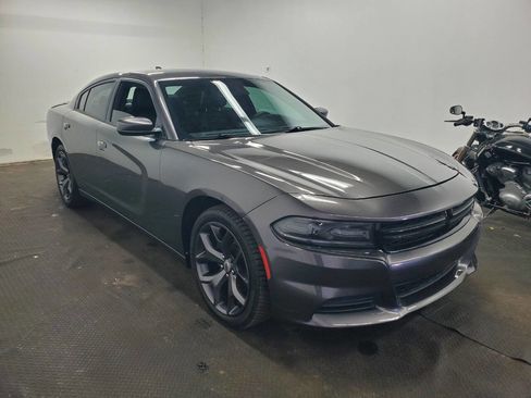 Used 2019 Dodge Charger SXT w/ Plus Group RWD image 3