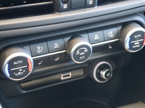 New 2025 Alfa Romeo Giulia AWD w/ Veloce Package AWD image 11