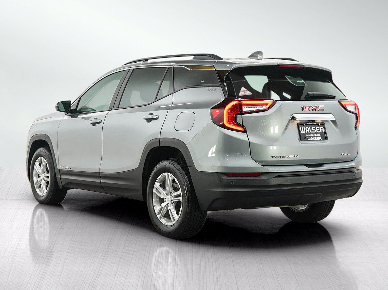 Used 2023 GMC Terrain SLE w/ Driver Convenience Package AWD/4WD image 3