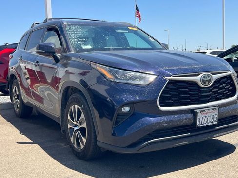 Used 2021 Toyota Highlander XLE AWD/4WD image 2