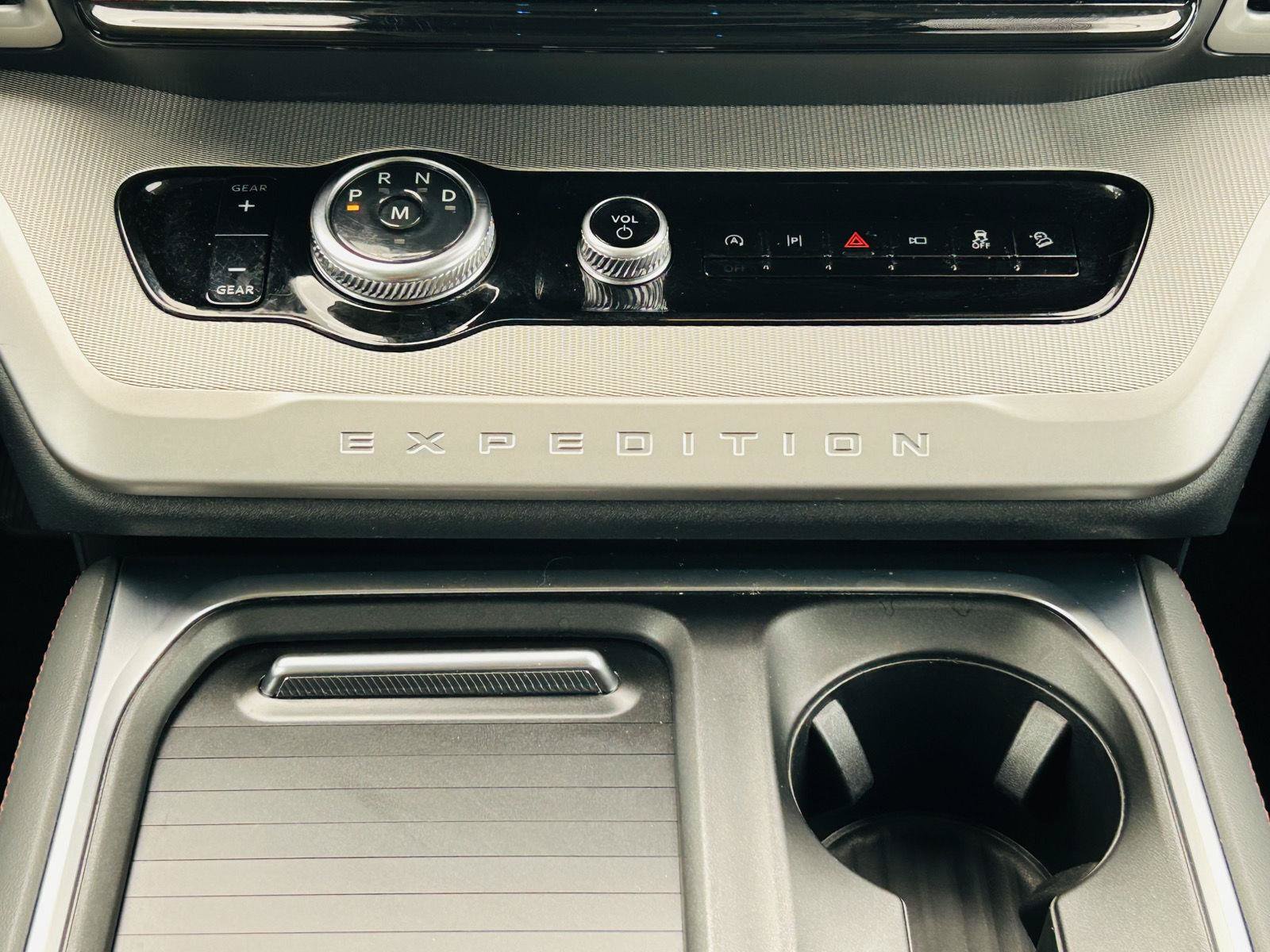 Used 2025 Ford Expedition Active AWD/4WD image 28