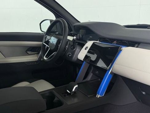 New 2025 Land Rover Discovery Sport Dynamic SE image 17