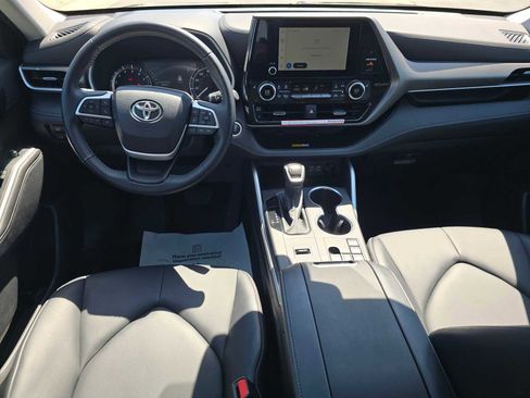 Used 2025 Toyota Highlander XLE FWD image 19