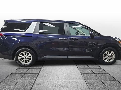 Used 2024 Kia Carnival LX image 4