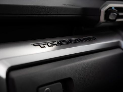 Certified 2025 Toyota Tacoma SR5 AWD/4WD image 22