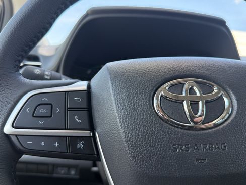 Certified 2025 Toyota Sienna XLE FWD image 9