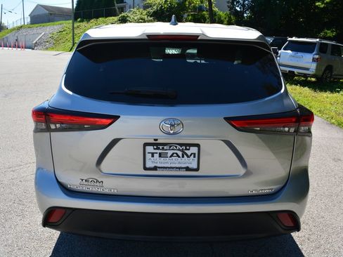 Used 2021 Toyota Highlander LE AWD/4WD image 6