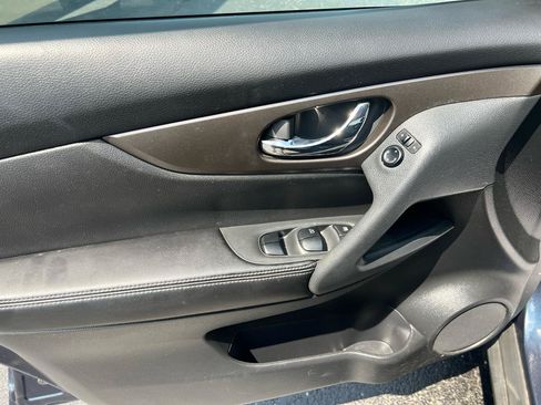 Used 2016 Nissan Rogue SV FWD image 16
