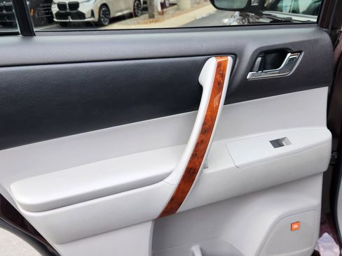 Used 2012 Toyota Highlander Limited w/ Tow Pkg image 10