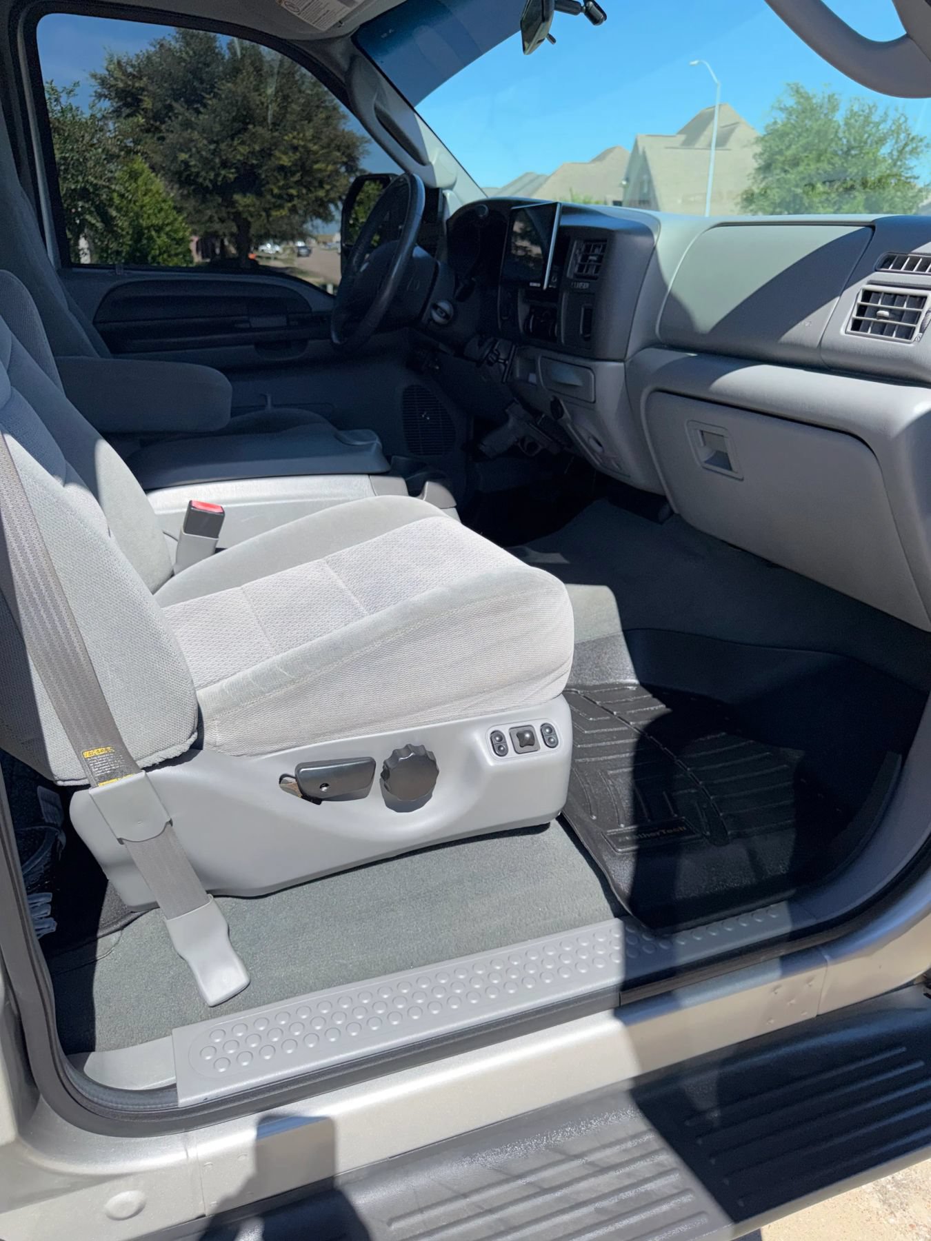 Used 2004 Ford Excursion XLT AWD/4WD image 17