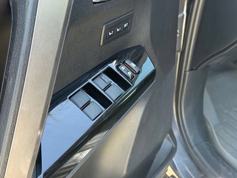 Used 2018 Toyota RAV4 Limited FWD image 8