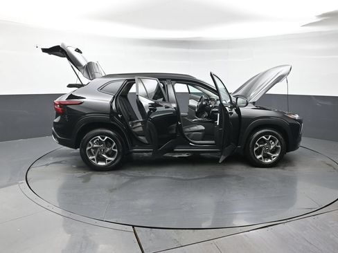 Used 2025 Chevrolet Trax LT FWD image 50