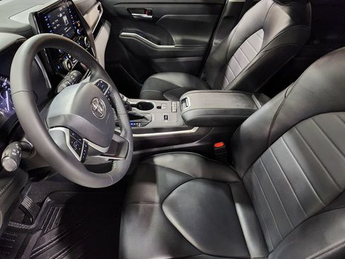 Used 2022 Toyota Highlander XLE FWD image 31