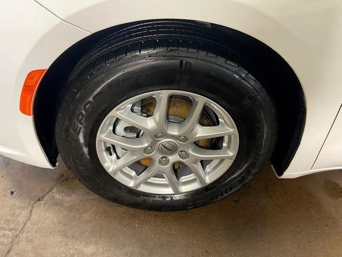 Used 2022 Chrysler Pacifica Touring-L image 14