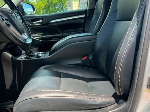 Used 2019 Toyota Highlander XLE AWD/4WD image 29