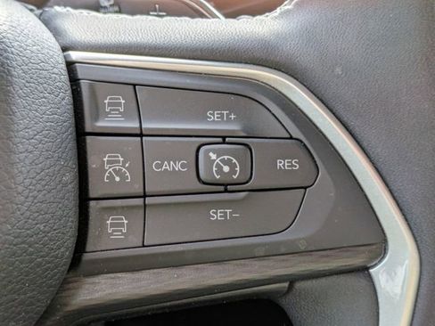 Used 2023 Jeep Grand Cherokee Altitude image 27