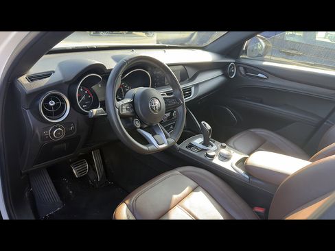 Used 2023 Alfa Romeo Stelvio Ti AWD/4WD image 5