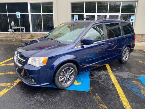 Used 2017 Dodge Grand Caravan SXT w/ Rear Park Assist Package FWD image 2