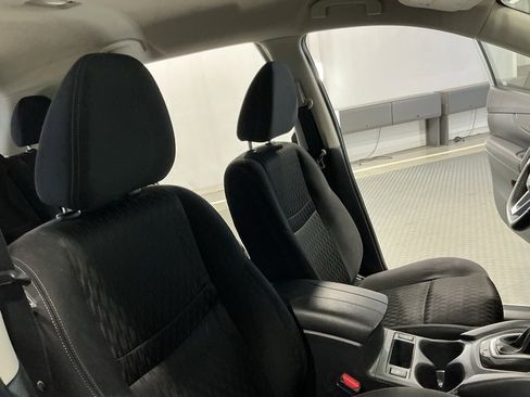 Used 2020 Nissan Rogue SV image 19