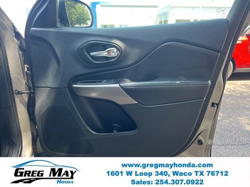 Used 2019 Jeep Cherokee Latitude Plus w/ Comfort/Convenience Group AWD/4WD image 11