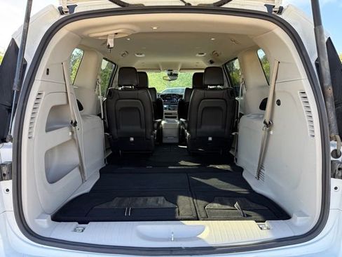 Used 2024 Chrysler Pacifica Touring-L image 29