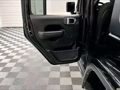 Used 2022 Jeep Wrangler Unlimited Rubicon w/ Dual Top Group AWD/4WD image 21