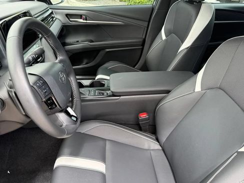 Used 2025 Toyota Camry SE w/ Convenience Package FWD image 10