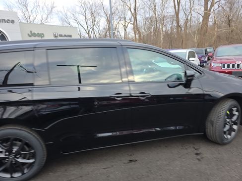 New 2026 Chrysler Pacifica Select w/ S Appearance Package FWD image 23