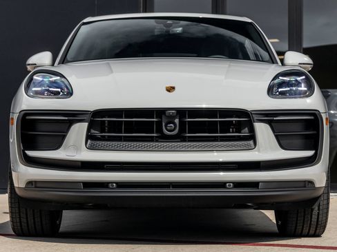 Certified 2026 Porsche Macan AWD/4WD image 8