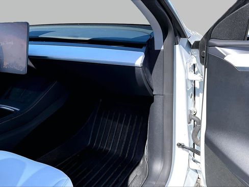 Used 2023 Tesla Model Y AWD image 18