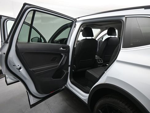 Used 2019 Volkswagen Tiguan SE w/ Panoramic Sunroof Package image 16