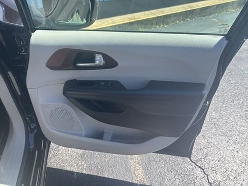 Used 2017 Chrysler Pacifica Limited w/ UConnect Theater Package FWD image 29