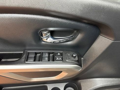 Used 2018 Nissan Titan SV w/ SV Convenience Package AWD/4WD image 23