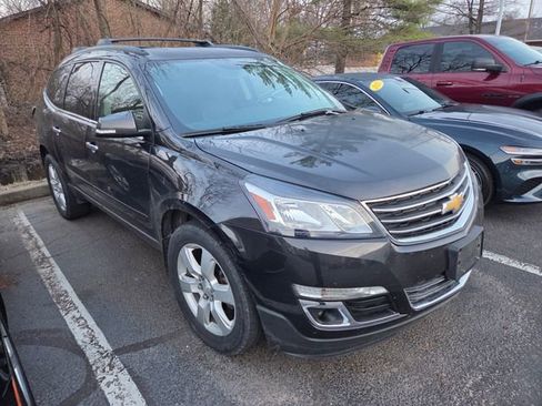 Used 2017 Chevrolet Traverse LT w/ Style and Technology Package image 3