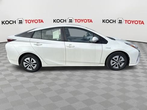 Used 2016 Toyota Prius Four image 9