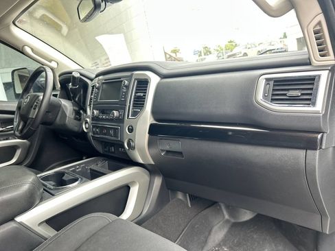 Used 2019 Nissan Titan SV w/ SV Convenience Package RWD image 15