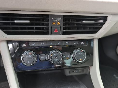 Used 2023 Volkswagen Jetta SE w/ Panoramic Sunroof Package FWD image 19