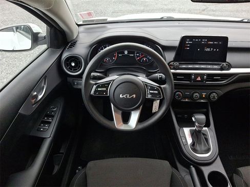 Used 2022 Kia Forte LXS image 11