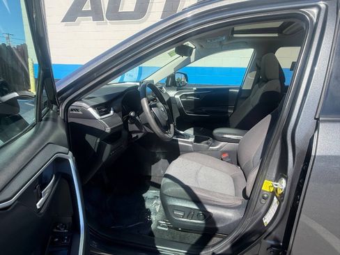 Used 2021 Toyota RAV4 XLE w/ Convenience Package FWD image 9