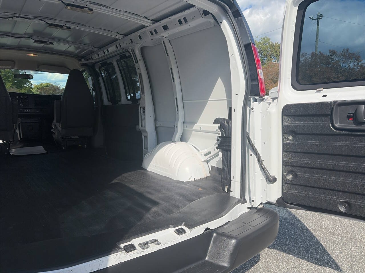 Used 2022 Chevrolet Express 2500 w/ Driver Convenience Package RWD image 20