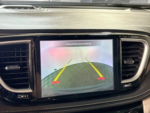 Used 2023 Chrysler Pacifica Touring-L FWD image 16