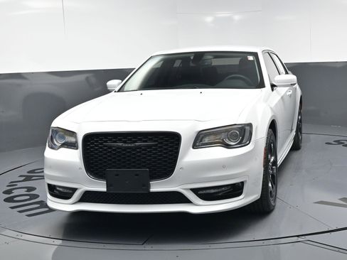 Used 2023 Chrysler 300 Touring L w/ Comfort Group image 5