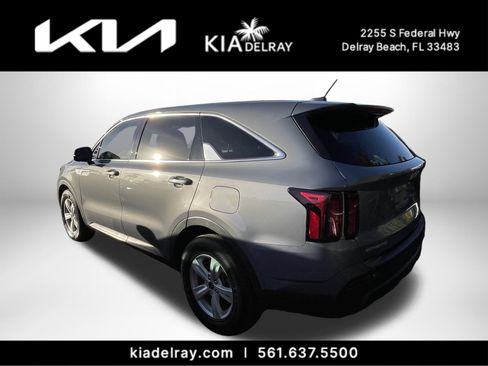 Used 2023 Kia Sorento LX image 3