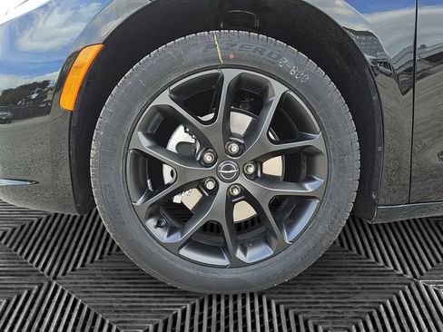 New 2026 Chrysler Pacifica Limited w/ Uconnect Theater Family Group image 14