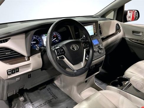 Used 2019 Toyota Sienna XLE image 14