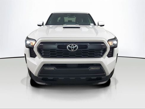 Used 2025 Toyota Tacoma TRD Sport AWD/4WD image 2