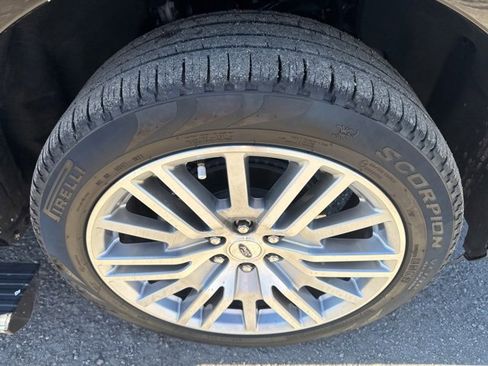 Used 2024 Ford Expedition Limited image 16