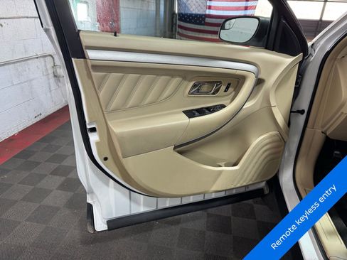 Used 2015 Ford Taurus SE image 8