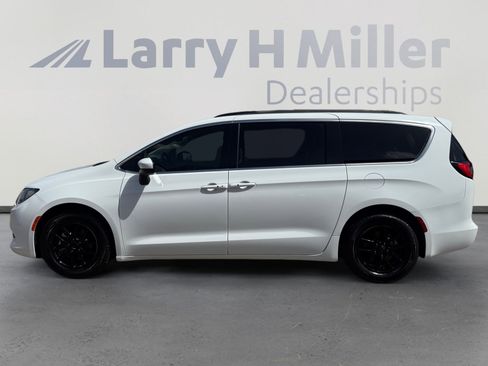 Used 2021 Chrysler Voyager Lxi FWD image 2