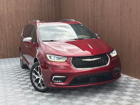 Used 2021 Chrysler Pacifica Limited w/ Uconnect Theater Family Group AWD/4WD image 15